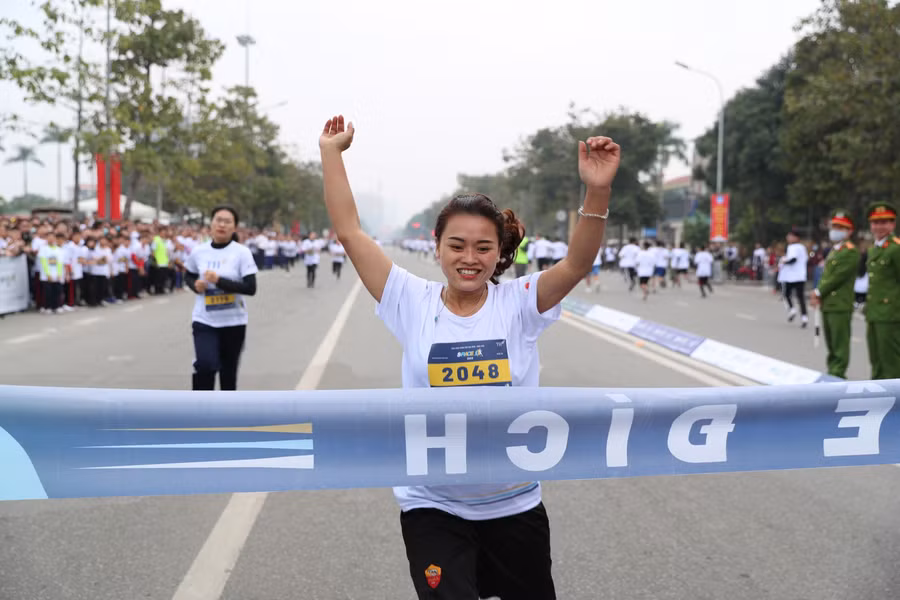 Vận động viên về đích ở nội dung chạy 1,5km nữ sinh viên.