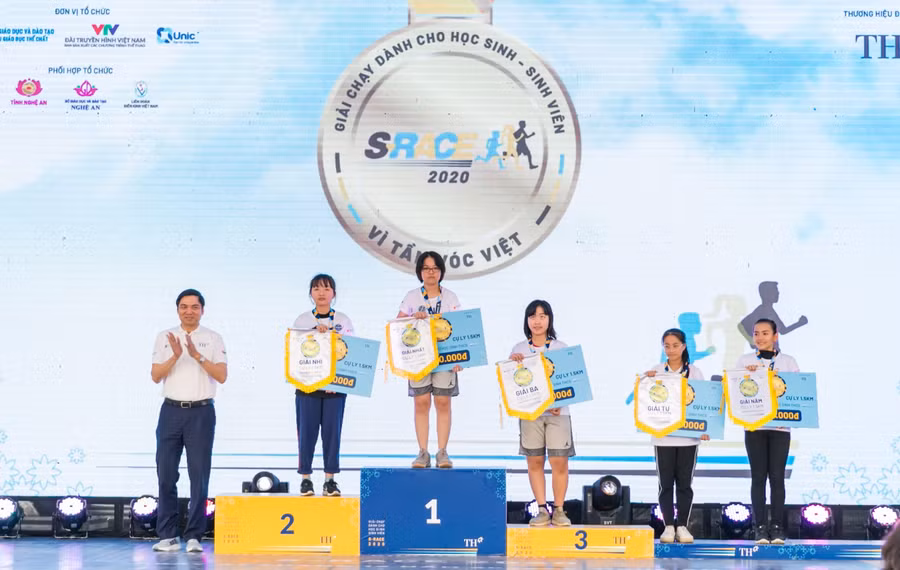 Phó Chủ tịch UBND tỉnh Nghệ An trao thưởng cho tốp 5 VĐV về đích cự ly 1,5m nữ.