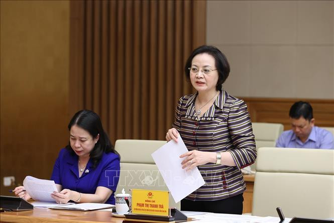 Bộ trưởng Bộ Nội vụ, Phó Chủ tịch Thường trực Hội đồng Thi đua - Khen thưởng Trung ương báo cáo về việc đề nghị tặng danh hiệu. Ảnh: Dương Giang/TTXVN