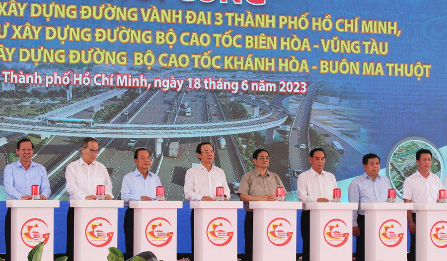 Thủ tướng Phạm Minh Chính và các đại biểu thực hiện nghi thức khởi công dự án. Ảnh: Thành Nhân Thủ tướng Phạm Minh Chính và các đại biểu thực hiện nghi thức khởi công dự án. Ảnh: Thành Nhân