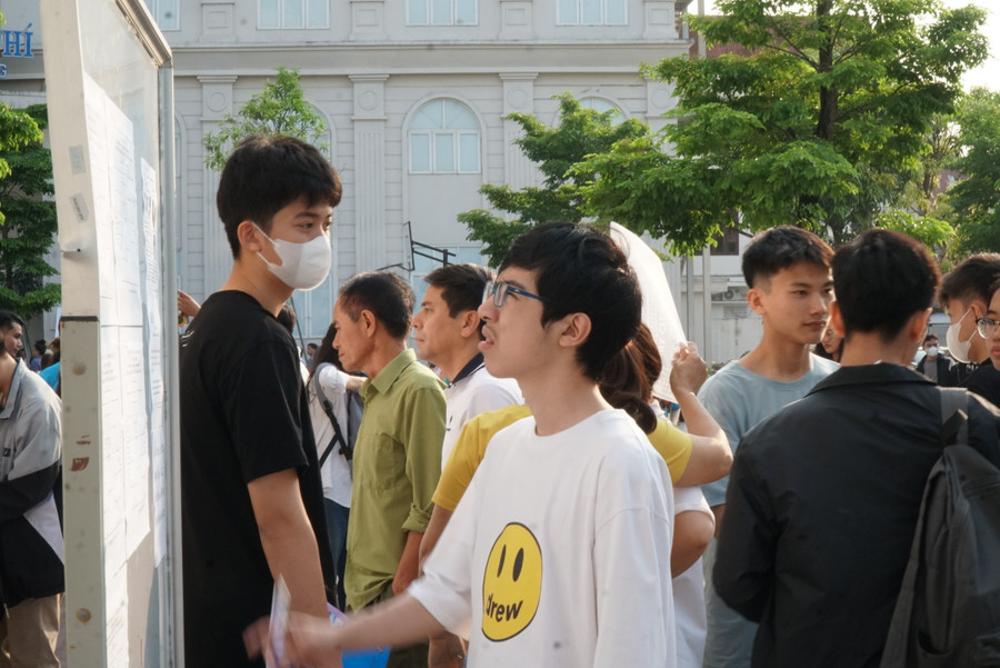 Thí sinh xem thông tin sơ đồ phòng thi tại điểm thi Trường Đại học Vinh (Nghệ An). Ảnh: Hồ Lài