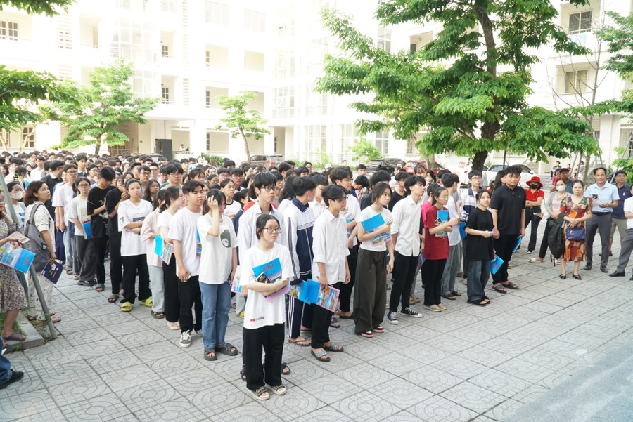 Trong đợt thi tổ chức tại Nghệ An, không chỉ thí sinh trong tỉnh, mà nhiều em đến từ các tỉnh thành khác nhau trên cả nước. Ảnh: Hồ Lài