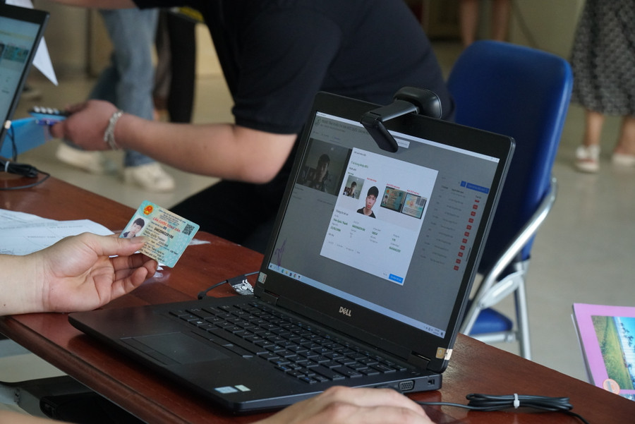 Thí sinh đến dự thi được chụp lại hình ảnh kèm thông tin thẻ căn cước công dân để đảm bảo tính chính xác, nghiêm túc theo quy chế. Ảnh: Hồ Lài