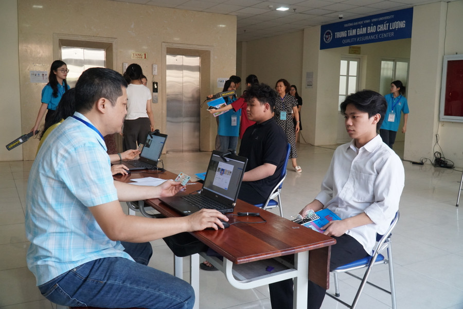 Kiểm tra thông tin thí sinh trước khi bước vào phòng thi. Ảnh: Hồ Lài.
