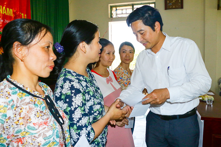 Chủ tịch CĐGD Nghệ An Đặng Văn Hải trao quà cho các nữ giáo viên khó khăn Trường THPT DL Nguyễn Thức Tự (huyện Nghi Lộc)