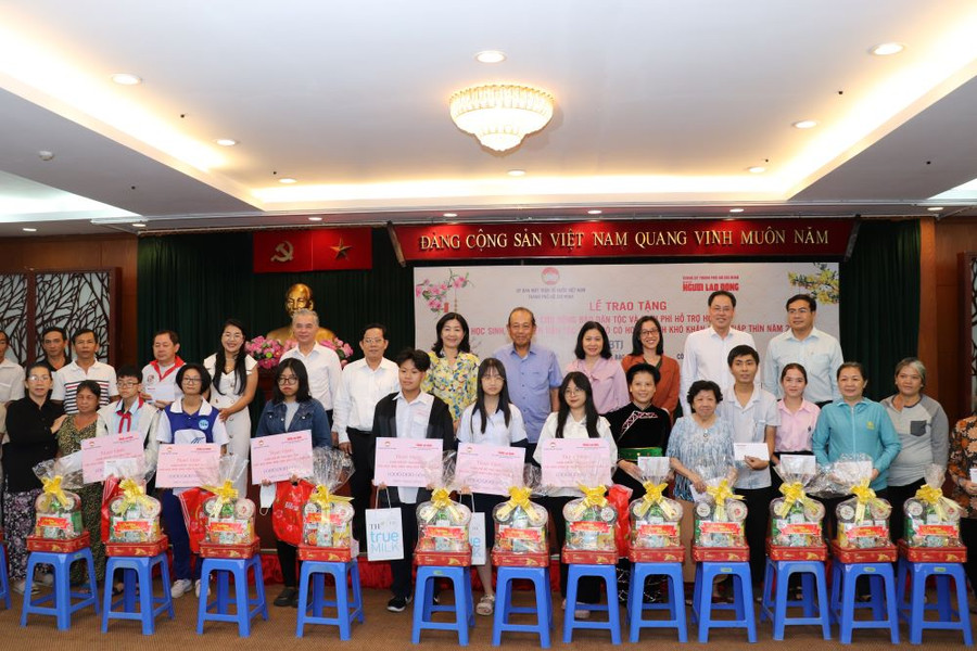 Chương trình tặng quà đồng bào dân tộc và trao kinh phí hỗ trợ học tập cho học sinh, sinh viên dân tộc thiểu số có hoàn cảnh khó khăn nhân dịp Xuân Giáp Thìn. (Ảnh: UBMTTQVN TPHCM) Chương trình tặng quà đồng bào dân tộc và trao kinh phí hỗ trợ học tập cho học sinh, sinh viên dân tộc thiểu số có hoàn cảnh khó khăn nhân dịp Xuân Giáp Thìn. (Ảnh: UBMTTQVN TPHCM)