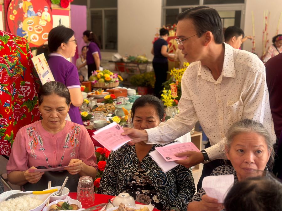 Ông Cao Tuấn Anh, Phó chủ tịch Ủy ban Mặt trận Tổ quốc Việt Nam quận 4 trao quà cho các hộ khó khăn trong dịp Tết Giáp Thìn. (Ảnh: Ngọc Hà)