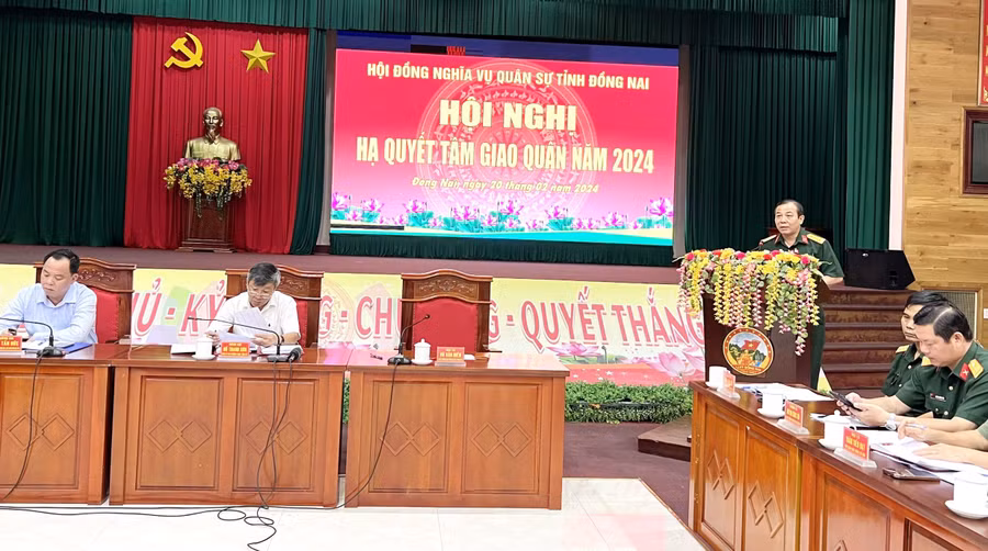 Phó Chủ tịch Thường trực Hội đồng NVQS tỉnh hướng dẫn thảo luận. (Ảnh: Hoàng Phúc)