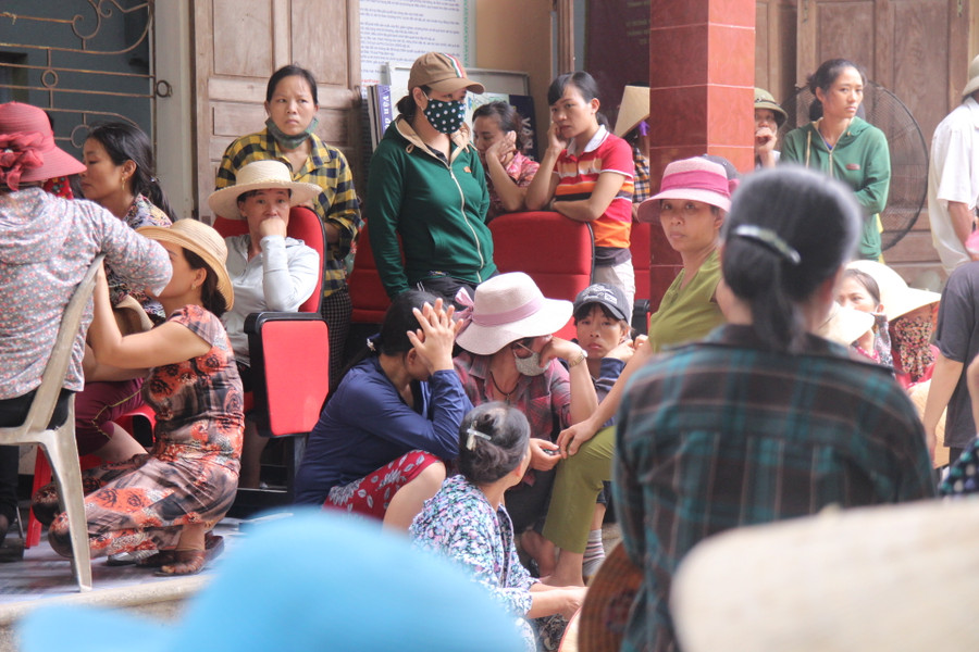 Những gương mặt đau buồn chờ tin tức người thân