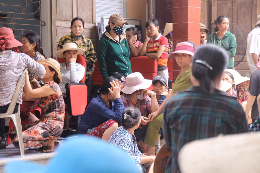 Những gương mặt đau buồn chờ tin tức người thân