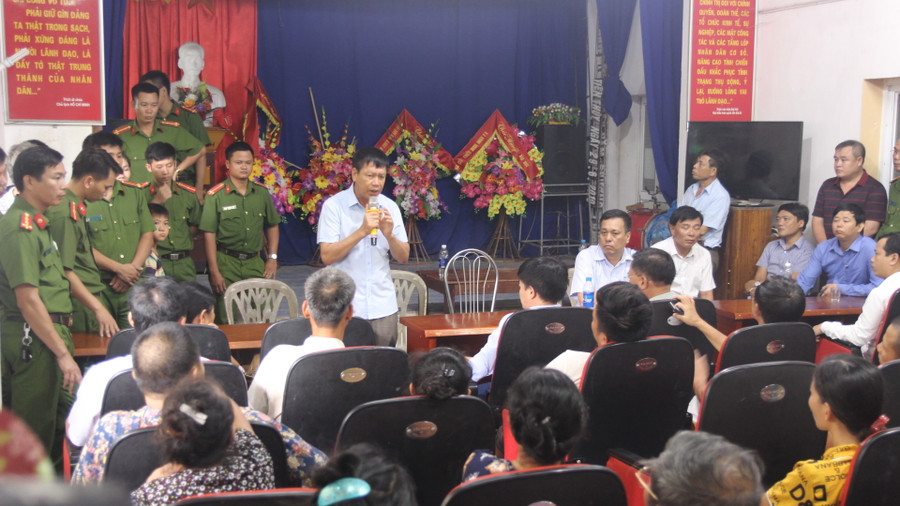 Ông Trần Hữu Tiến - Phó GĐ Sở Nông nghiệp và Phát triển nông thôn Nghệ An chia sẻ nỗi đau, mất mát với bà con Tiến Thủy