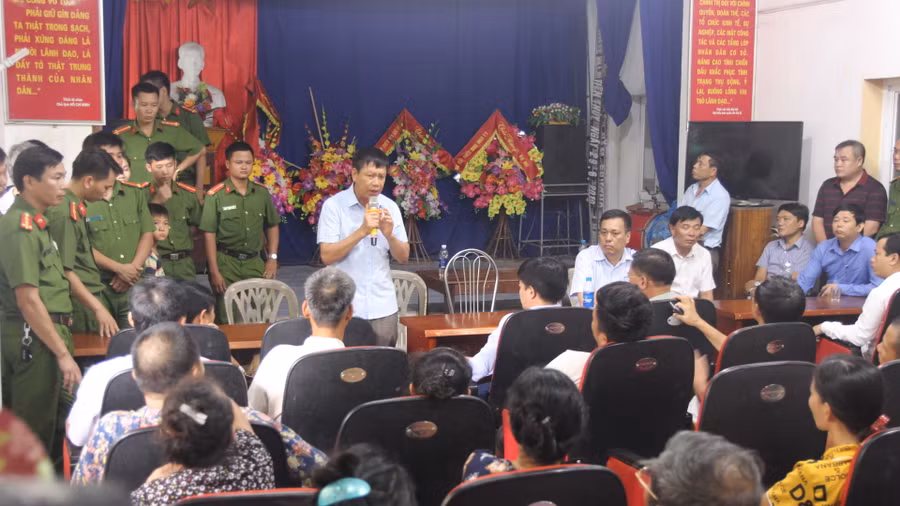 Ông Trần Hữu Tiến - Phó GĐ Sở Nông nghiệp và Phát triển nông thôn Nghệ An chia sẻ nỗi đau, mất mát với bà con Tiến Thủy