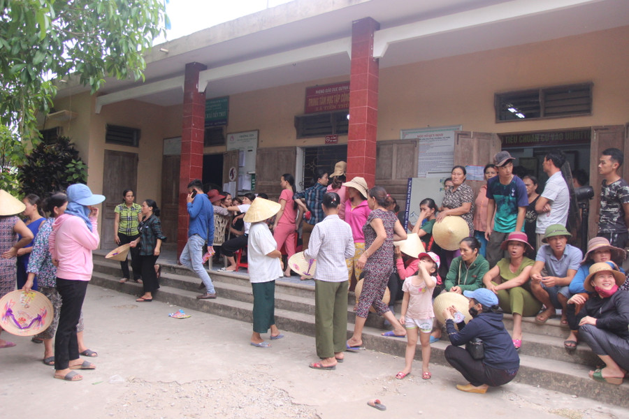 Người dân tập trung tại trụ sở UBND xã Tiến Thủy yêu cầu cơ quan chức năng có khẩn trương cứu nạn, tìm kiếm thuyền viên mất tích