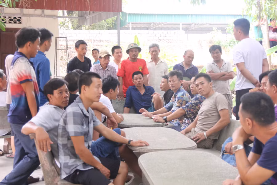 Những người đàn ông trong làng nghỉ đi biển đợi tin người thân, anh em gặp nạn