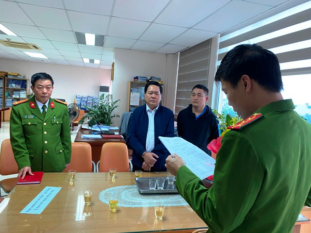 Công an khám xét nơi làm việc của ông Nguyễn Ngọc Đính. Ảnh: Công an cung cấp. Công an khám xét nơi làm việc của ông Nguyễn Ngọc Đính. Ảnh: Công an cung cấp.