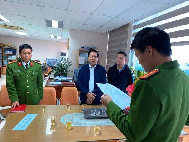 Công an khám xét nơi làm việc của ông Nguyễn Ngọc Đính. Ảnh: Công an cung cấp. Công an khám xét nơi làm việc của ông Nguyễn Ngọc Đính. Ảnh: Công an cung cấp.