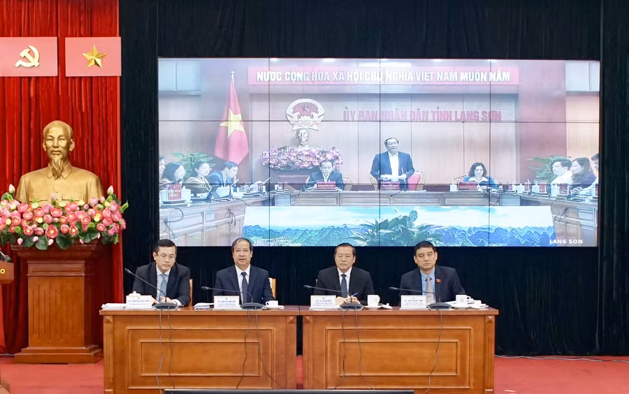 Bộ trưởng Bộ GD&ĐT Nguyễn Kim Sơn, ông Lại Xuân Môn - Phó trưởng Ban thường trực Ban Tuyên giáo Trung ương; ông Nguyễn Đắc Vinh - Chủ nhiệm Ủy ban Văn hóa Giáo dục của Quốc hội và Thứ trưởng Bộ GD&ĐT Nguyễn Văn Phúc điều hành Hội nghị.