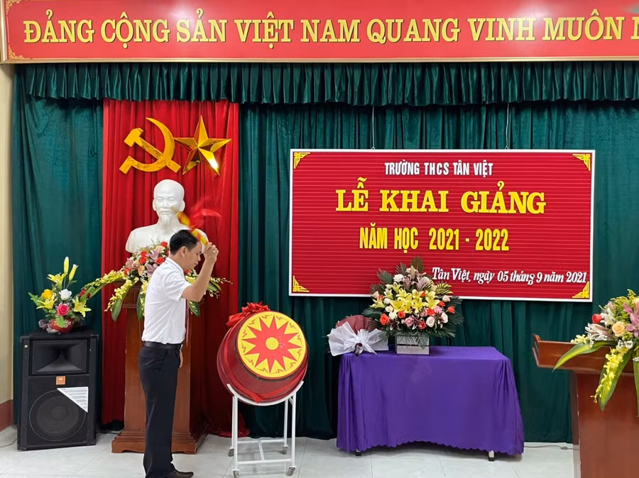 Thầy Trần Ngọc Long - Hiệu trưởng trường THCS Tân Việt đánh trống khai giảng năm học mới