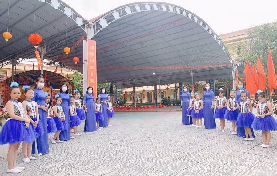 Các cô trò Trường Tiểu học Thọ Sơn (TP Việt Trì) hân hoan đón chào năm học mới