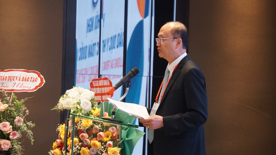 GS.TS Lê Quang Cường, Chủ tịch Hội Giáo dục Y học Việt Nam phát biểu khai mạc hội nghị. Ảnh: Mạnh Tùng