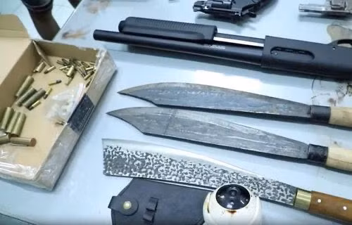 Súng cùng các hung khí được cảnh sát thu giữ trong vụ án. (Ảnh: H.P)