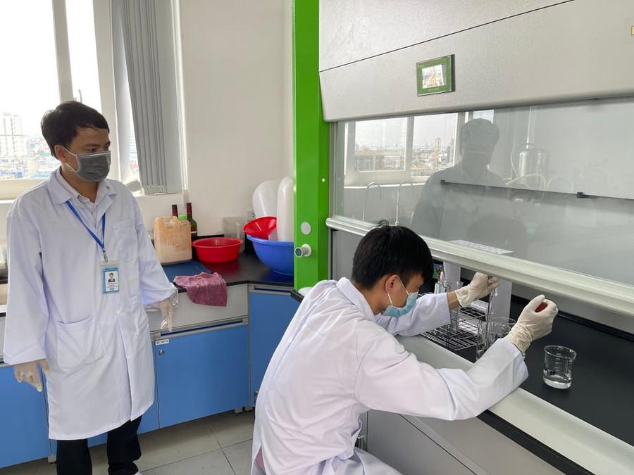 Nghiên cứu viên tại Trường Đại học Công Thương TPHCM. (Ảnh: Mạnh Tùng)