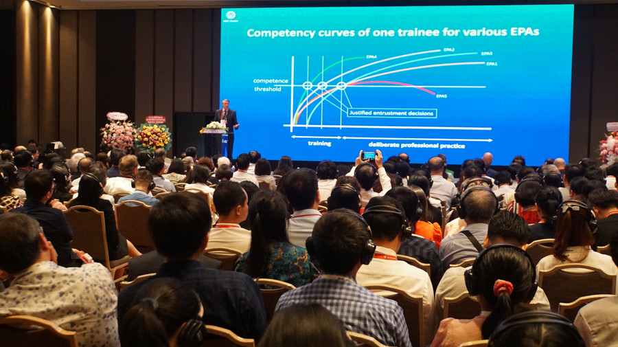 Một báo cáo tại hội nghị Giáo dục Y học toàn quốc lần thứ 7. Ảnh: Mạnh Tùng