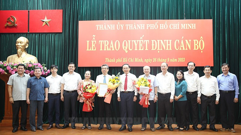 Lãnh đạo và các đại biểu chụp hình tại buổi lễ. (Ảnh: Thành ủy TPHCM) Lãnh đạo và các đại biểu chụp hình tại buổi lễ. (Ảnh: Thành ủy TPHCM)