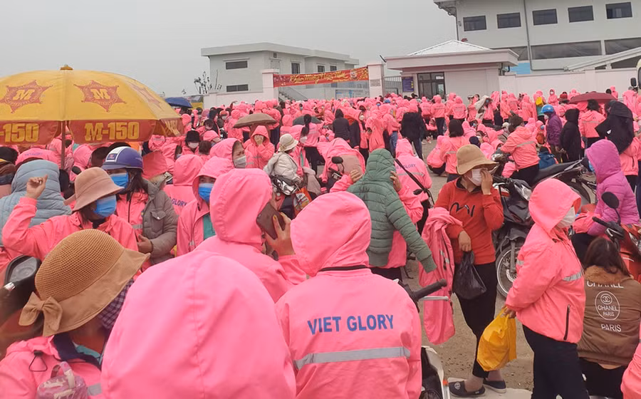 Hàng nhìn công nhân tập trung bên ngoài Công ty THHH Viet Glory vào ngày 7/2.