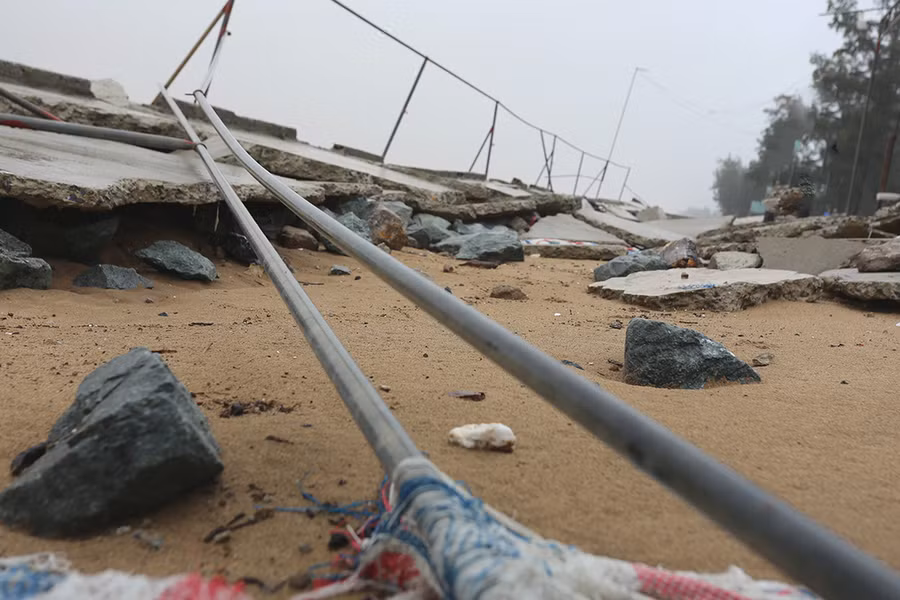 Mới tu sửa kè biển ở Cửa Lò lại bị sóng đánh tan hoang ảnh 4