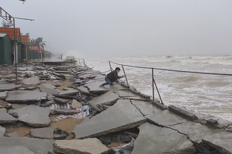 Đê biển Cửa Lò mới tu sửa đã bị sóng đánh tan hoang