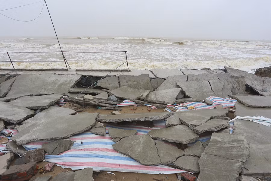 Những mảng bê tông trên mặt kè bị sóng đánh vỡ nát