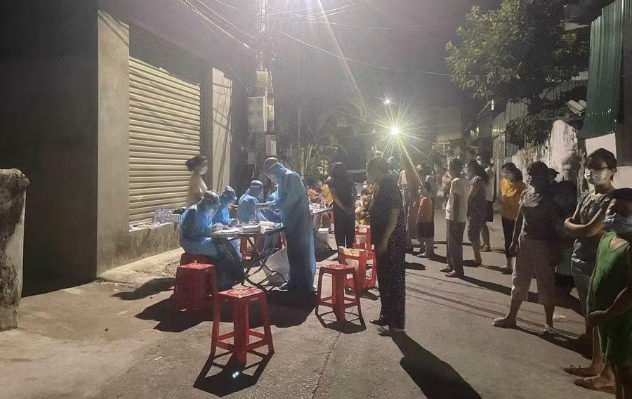 Khoảng 2h sáng ngày 21/6, nhân viên y tế đã đến tại khối Quang Tiến, phường Hưng Bình, TP Vinh, Nghệ An triển khai lấy mẫu xét nghiệm Covid