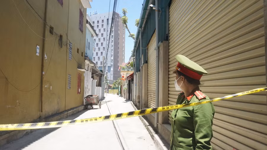Khu phố vắng tanh trong ngày phong tỏa, giữa trưa nắng bỏng rát, lực lượng chức năng vẫn làm nhiệm vụ ở chốt
