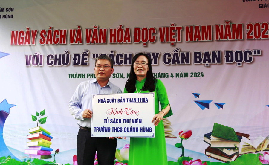 Ông Hoàng Văn Tú, Giám đốc Nhà Xuất bản Thanh Hóa tặng tủ sách cho nhà trường. (Ảnh:TH) Ông Hoàng Văn Tú, Giám đốc Nhà Xuất bản Thanh Hóa tặng tủ sách cho nhà trường. (Ảnh:TH)