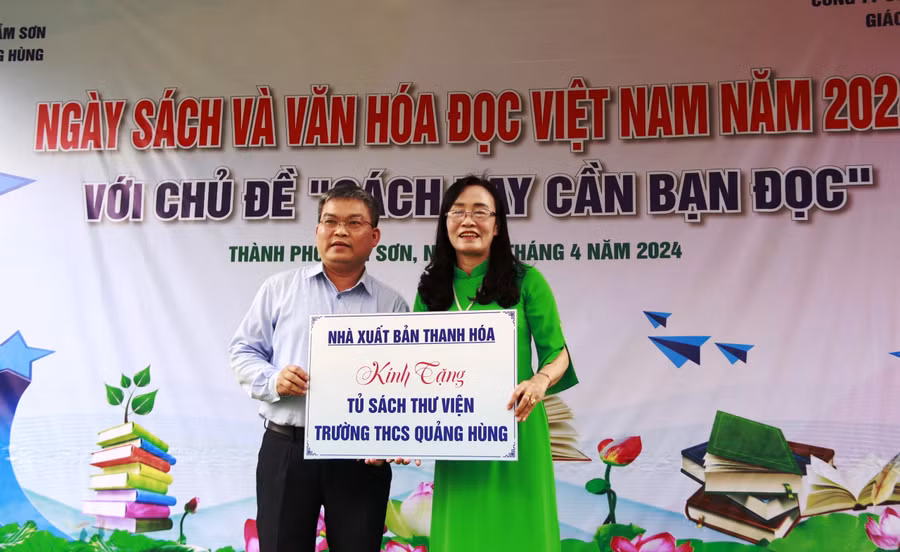 Ông Hoàng Văn Tú, Giám đốc Nhà Xuất bản Thanh Hóa tặng tủ sách cho nhà trường. (Ảnh:TH)