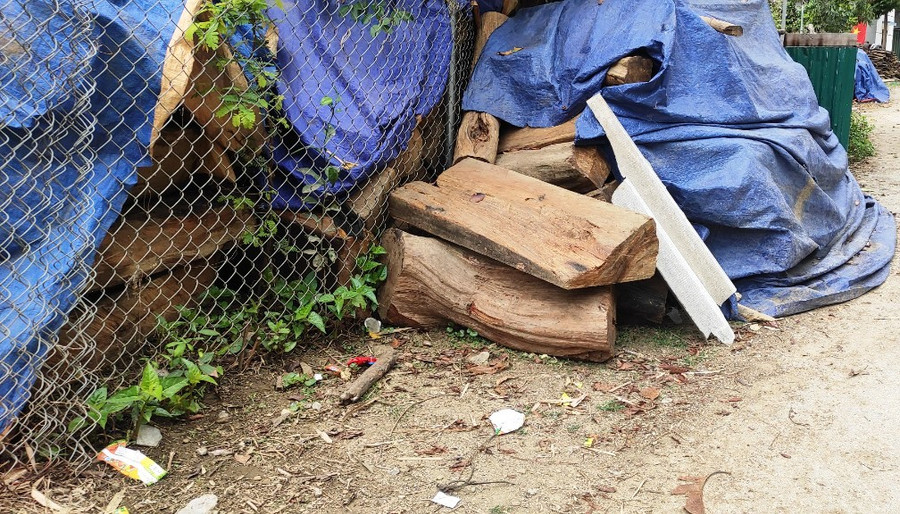 Hàng đống gỗ, gốc cây rừng được tập kết tại nhà dân ở bản Pù Ngùa. (Ảnh: HĐ) Hàng đống gỗ, gốc cây rừng được tập kết tại nhà dân ở bản Pù Ngùa. (Ảnh: HĐ)