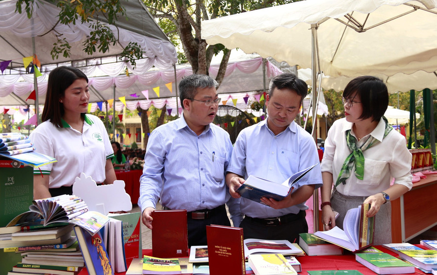 Các đại biểu tham quan gian trưng bày sách. (Ảnh: TH) Các đại biểu tham quan gian trưng bày sách. (Ảnh: TH)