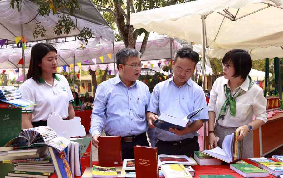 Các đại biểu tham quan gian trưng bày sách. (Ảnh: TH)