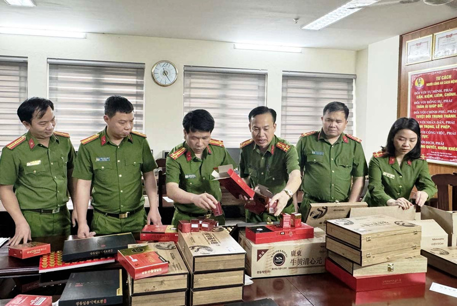 Thực phẩm bảo vệ sức khỏe giả bị Công an TP Thanh Hóa thu giữ. (Ảnh: Công an cung cấp) Thực phẩm bảo vệ sức khỏe giả bị Công an TP Thanh Hóa thu giữ. (Ảnh: Công an cung cấp)