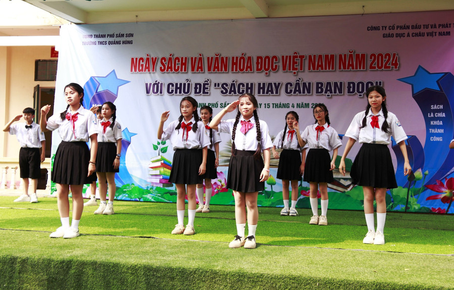 Học sinh Trường THCS Quảng Hùng, TP Sầm Sơn (Thanh Hóa) tham gia văn nghệ trong chương trình Ngày Sách và Văn hóa đọc Việt Nam 2024. (Ảnh: TH)