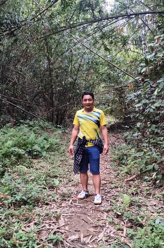 Để vào được điểm đầu nguồn nước, thầy Nguyễn Văn Quý - Phó Hiệu trưởng Trường PTDTBT-THCS Mường Lý phải đi bộ vào rừng sâu. (Ảnh: Thế Lượng)