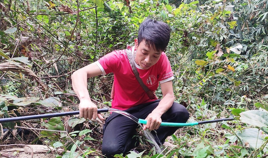 Người dân ở bản Nàng 2, xã Mường Lý cũng phải lấy nước từ trong rừng sâu ra để sử dụng hằng ngày. (Ảnh: Thế Lượng) Người dân ở bản Nàng 2, xã Mường Lý cũng phải lấy nước từ trong rừng sâu ra để sử dụng hằng ngày. (Ảnh: Thế Lượng)