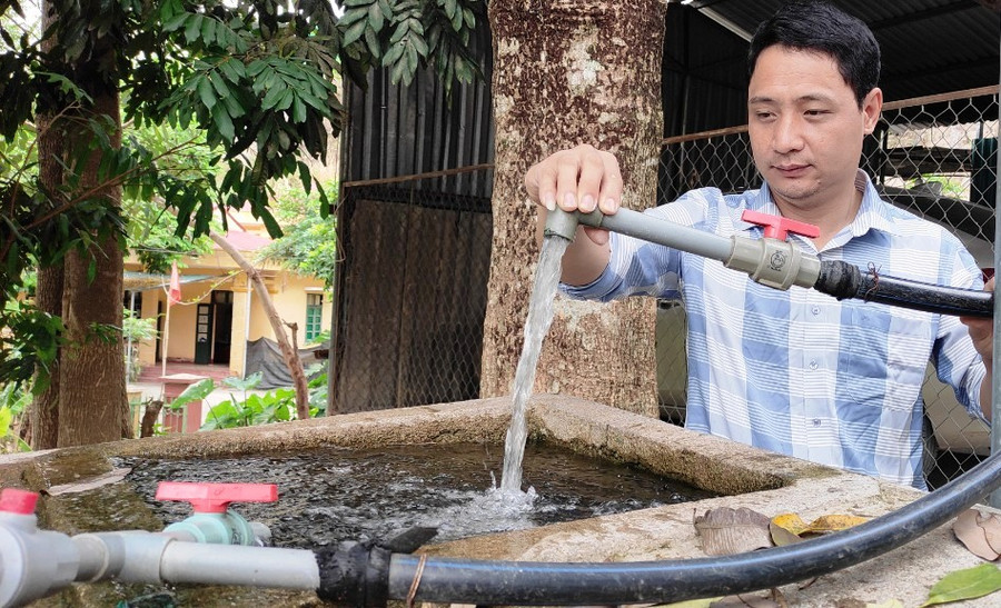 Dòng nước trong mát được dẫn từ trong rừng sâu về bể chứa ở Trường PTDTBT-THCS Mường Lý. (Ảnh: Thế Lượng) Dòng nước trong mát được dẫn từ trong rừng sâu về bể chứa ở Trường PTDTBT-THCS Mường Lý. (Ảnh: Thế Lượng)