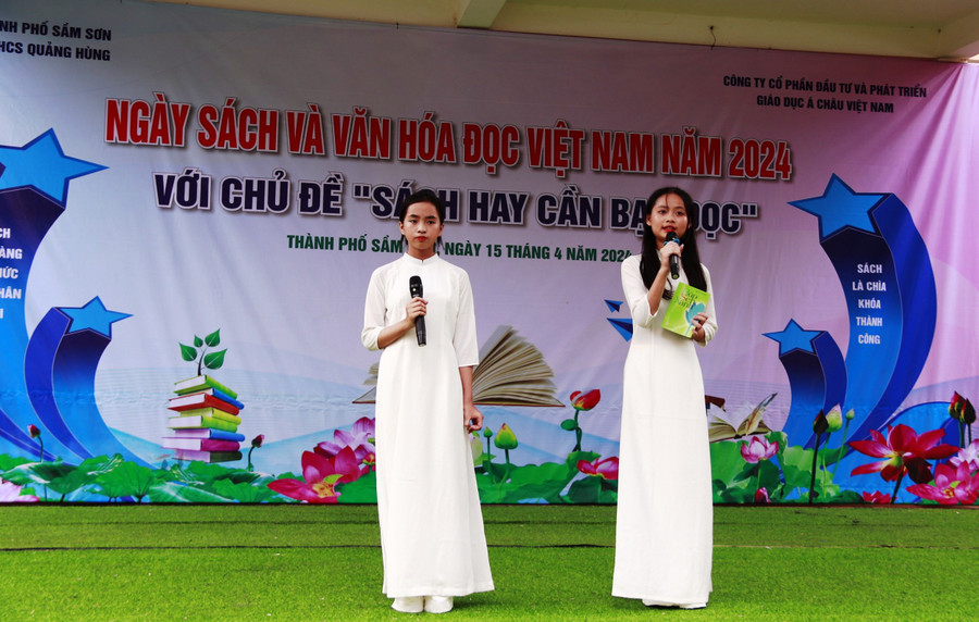 Hai nữ sinh Trường THCS Quảng Hùng thuyết trình giới thiệu về sách. (Ảnh: TH) Hai nữ sinh Trường THCS Quảng Hùng thuyết trình giới thiệu về sách. (Ảnh: TH)