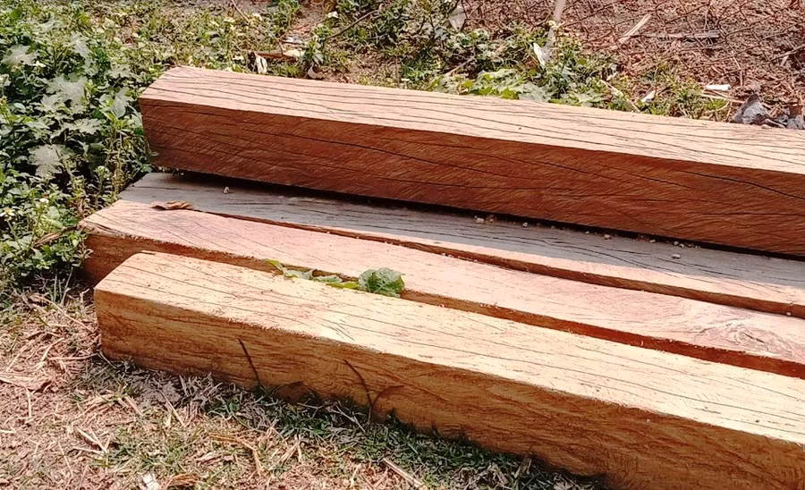 Nhiều thanh gỗ được để ở bản Cơm, xã Pù Nhi, huyện Mường Lát, tỉnh Thanh Hóa. (Ảnh: HĐ) 