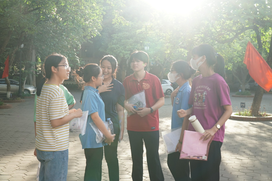 Thí sinh nhẹ nhõm sau khi hoàn thành kỳ thi vào Trường THPT chuyên Phan Bội Châu. Ảnh: Hồ Lài. Thí sinh nhẹ nhõm sau khi hoàn thành kỳ thi vào Trường THPT chuyên Phan Bội Châu. Ảnh: Hồ Lài.