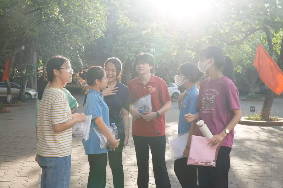 Thí sinh nhẹ nhõm sau khi hoàn thành kỳ thi vào Trường THPT chuyên Phan Bội Châu. Ảnh: Hồ Lài.