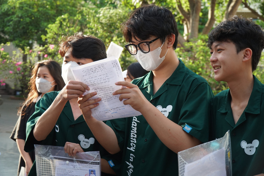 Thí sinh chăm chú trao đổi bài làm với bạn sau khi thi xong môn chuyên. Ảnh: Hồ Lài. Thí sinh chăm chú trao đổi bài làm với bạn sau khi thi xong môn chuyên. Ảnh: Hồ Lài.