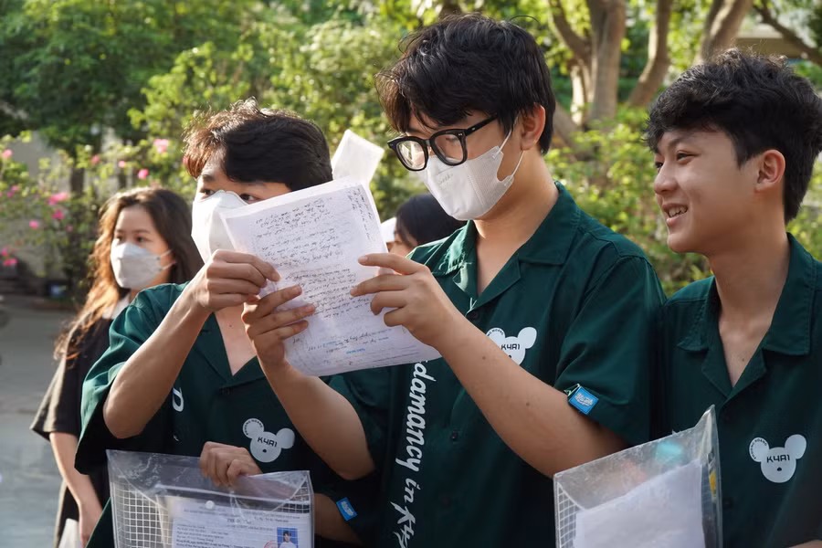 Thí sinh chăm chú trao đổi bài làm với bạn sau khi thi xong môn chuyên. Ảnh: Hồ Lài.